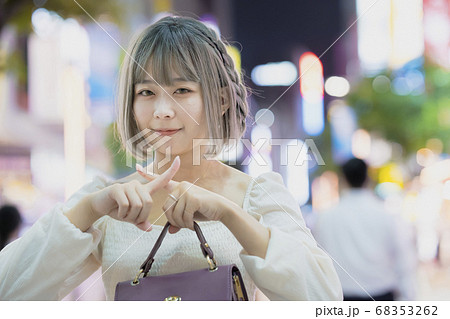 夜の繁華街で、NGサインをする女性 68353262