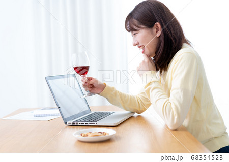 オンライン飲み会をする若い女性 68354523