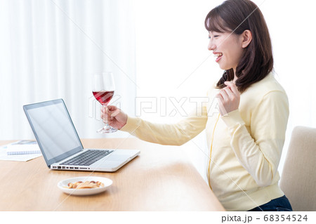オンライン飲み会をする若い女性 68354524