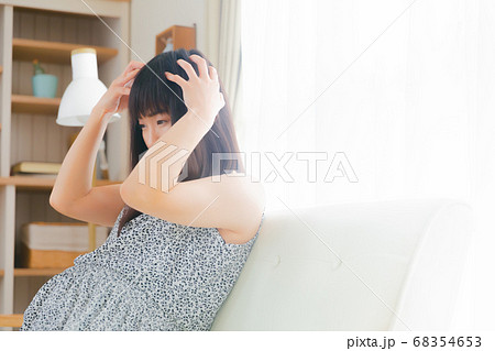 頭を抑える妊婦 頭皮の痒みや頭皮マッサージ 頭を抑える妊婦 頭皮の痒みや頭皮マッサージ 68354653