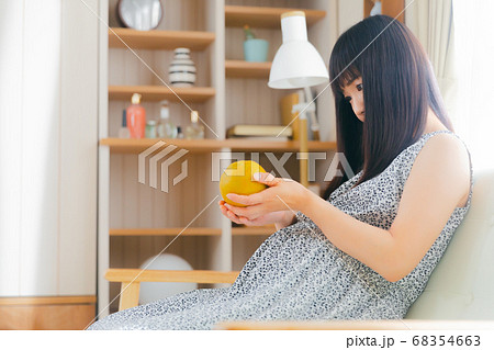 梨を持つ妊婦　 68354663