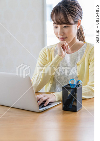 テレワークをする若い女性 テレワークをする若い女性 68354855