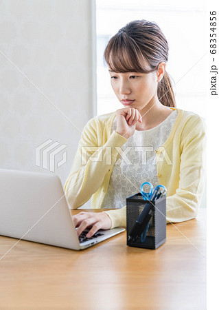テレワークをする若い女性 テレワークをする若い女性 68354856
