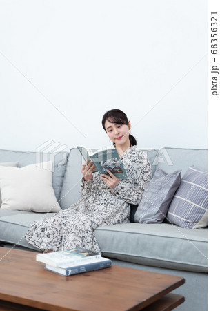 ソファで本を読む女性 68356321