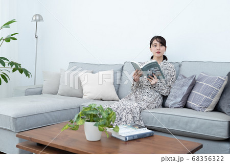 ソファで本を読む女性 68356322