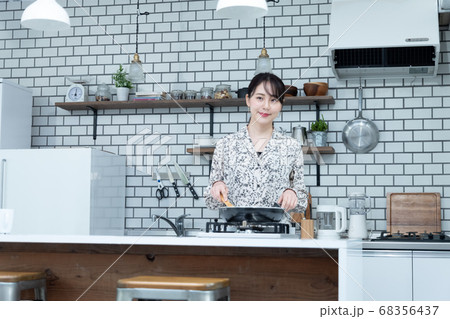 自宅で料理をする女性 68356437