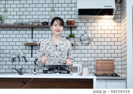 自宅で料理をする女性 自宅で料理をする女性 68356439