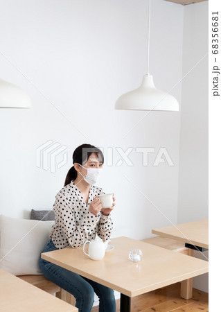 マスクをしてお茶を飲む女性 マスクをしてお茶を飲む女性 68356681