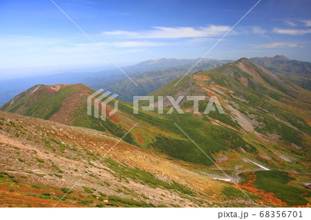 美瑛岳から見る秋の十勝岳連峰と背後の表大雪 68356701