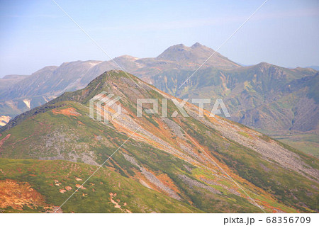 美瑛岳から見る秋の十勝岳連峰と背後の表大雪 68356709