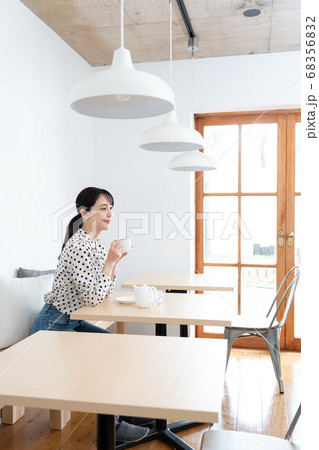 お茶を飲む女性 68356832