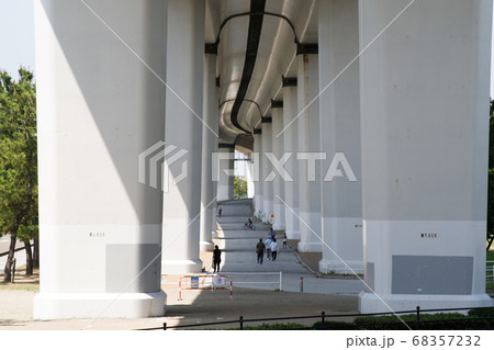 二色の浜海水浴場の橋脚の景色 68357232