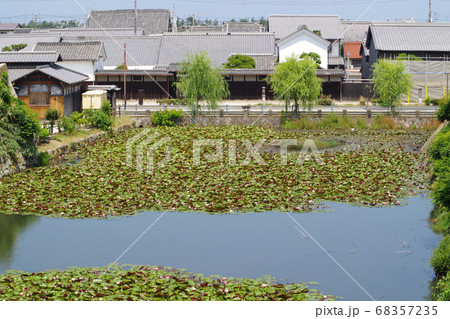 城の堀と商家の家並の景色 68357235