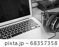 テレワーク　ノートパソコンとヘッドフォン 68357358