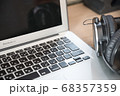 テレワーク　ノートパソコンとヘッドフォン2 68357359
