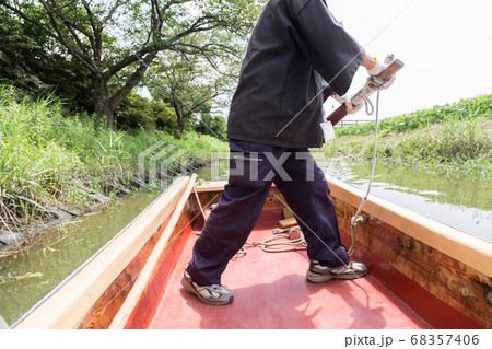 舟を漕ぐ船頭さん 舟を漕ぐ船頭さん 68357406