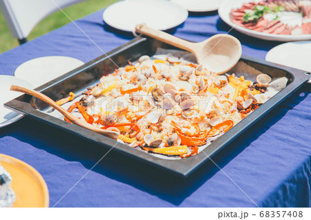 豪華な屋外ブッフェ 68357408