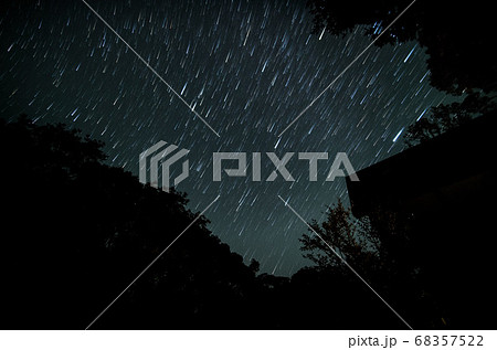 森の中の星流れ 68357522