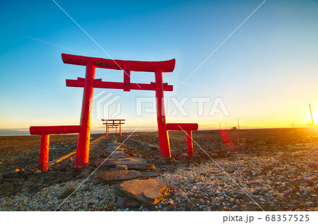 朝に干潮時の大魚神社の海中鳥居 朝に干潮時の大魚神社の海中鳥居 68357525