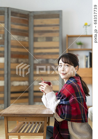 マグカップを持った若い女性 68357739