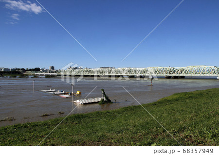 増水した荒川とJR荒川陸橋（令和元年台風19号） 68357949