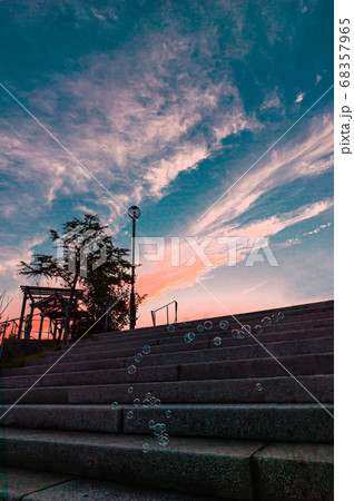 茜色の夕焼けとシャボン玉 宝塚市北公園の写真素材