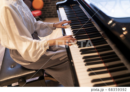 ピアノを弾く女性の手の写真素材