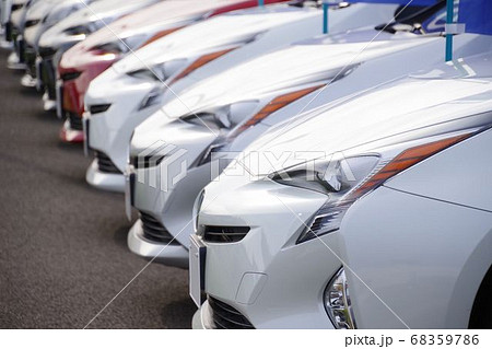 自動車イメージ　販売店に並んだプリウス 68359786