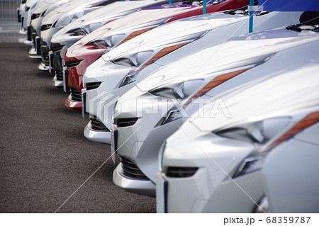 販売店に並ぶクルマ　プリウス 68359787