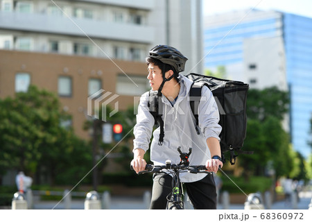 自転車で配達をするデリバリーの男性 自転車で配達をするデリバリーの男性 68360972