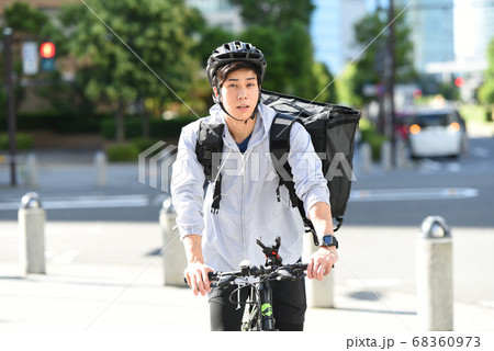 自転車で配達をするデリバリーの男性 自転車で配達をするデリバリーの男性 68360973
