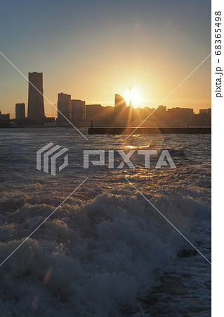 クルーズ船の上から見るドラマチックな横浜の夕景 68365498