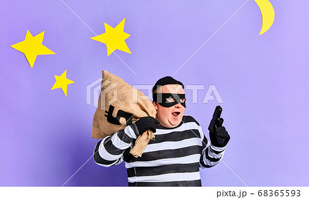 fat prisoner with bag of money and gun running away from police fat prisoner with bag of money and gun running away from police 68365593