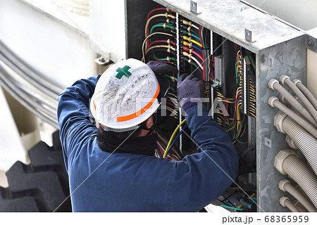 電気工事　配電盤の改修工事風景 68365959