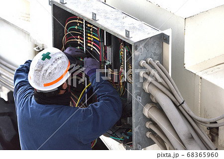 電気工事　配電盤の改修工事風景 68365960