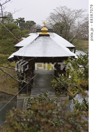修学院離宮　上離宮　千歳橋の雪景 68367079