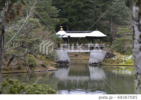 修学院離宮　上離宮　千歳橋の雪景 68367085