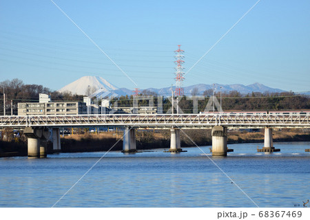 鶴見川沿いから見た富士山と東急東横線(横浜市港北区綱島) 68367469