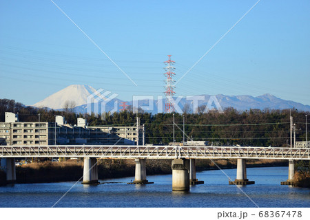 鶴見川沿いから見た富士山と東急東横線(横浜市港北区綱島) 68367478