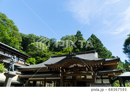 高尾山別院不動院と夏の青空の写真素材