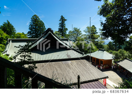 高尾山登山道　高尾山薬王院の本堂を階段の上から 68367634