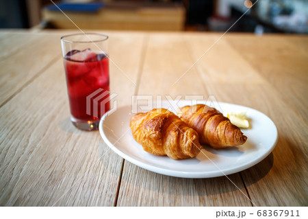 朝食のパンとグレープジュース 68367911