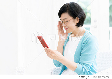 老眼に困るミドル女性【スマホ】 68367929