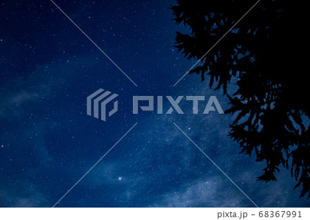 夏の上高地で夜の景色を撮影した山からの星空 68367991