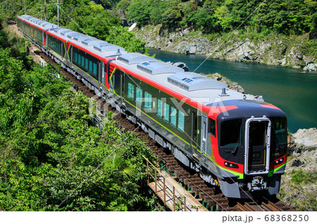 吉野川沿いを快走する特急「南風」(JR四国 2700系) 吉野川沿いを快走する特急「南風」(JR四国 2700系) 68368250