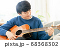 ギターを弾く若い男性 68368302