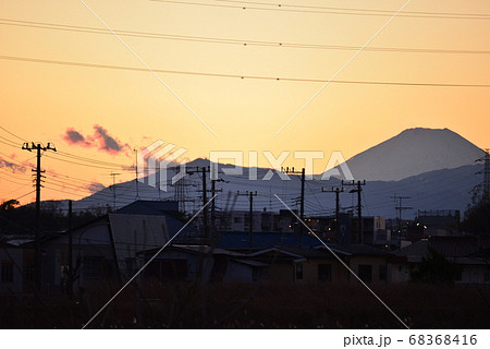 鶴見川沿いから見た富士山の夕景(横浜市港北区綱島) 68368416