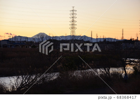 鶴見川沿いから見た富士山の夕景(横浜市港北区綱島) 68368417