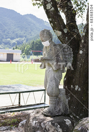 マスクをした二宮金次郎の石像 68368504