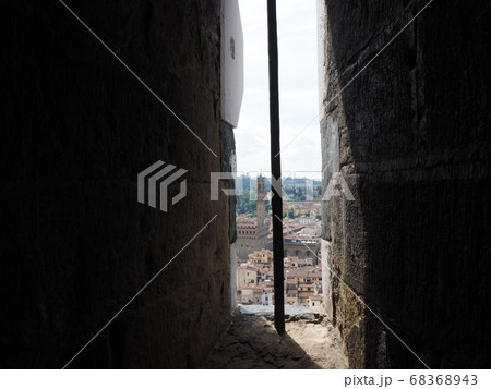 イタリア 大聖堂の屋上へ向かう途中からの景色の写真素材 6643